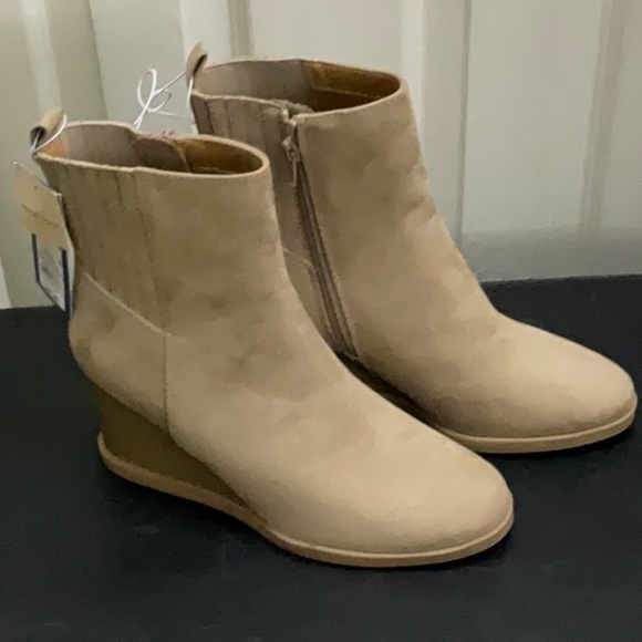Universal Thread Shoes - NWT Universal Thread Cypress Winter Boots Taupe 8